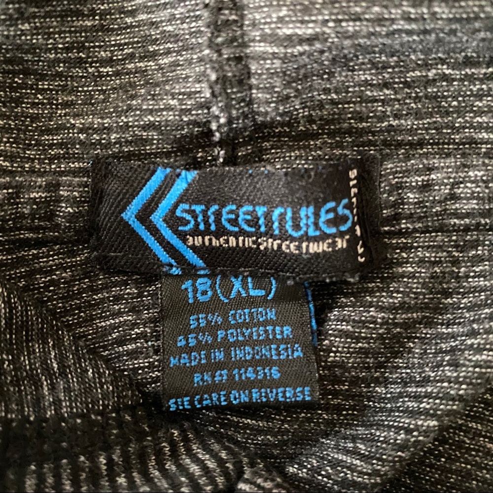 3/$15 - Bundle of 2 long sleeved hoodie t-shirts - Picture 4 of 7